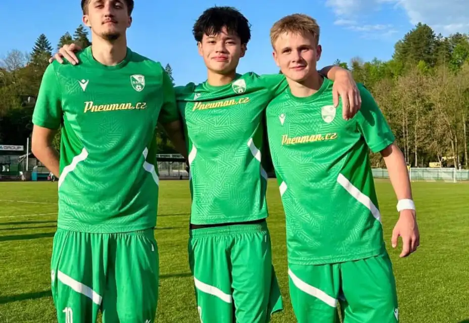 Béčko v devíti hráčích porazilo Novou Ves 4:2