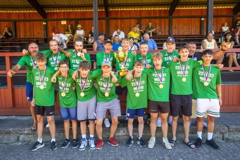 Mladší dorostenci převzali medaile a pohár za první místo