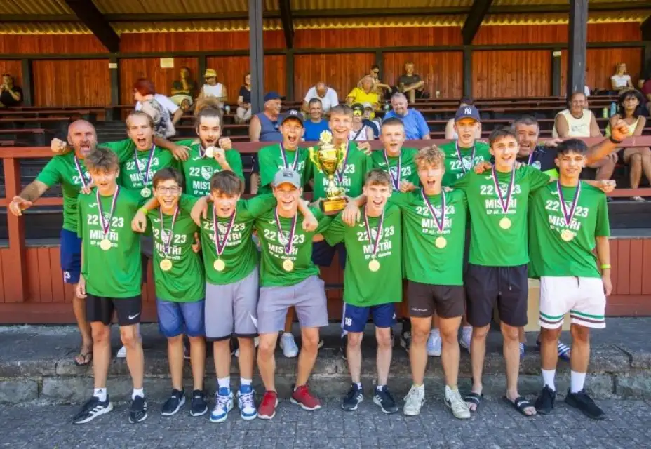Mladší dorostenci převzali medaile a pohár za první místo