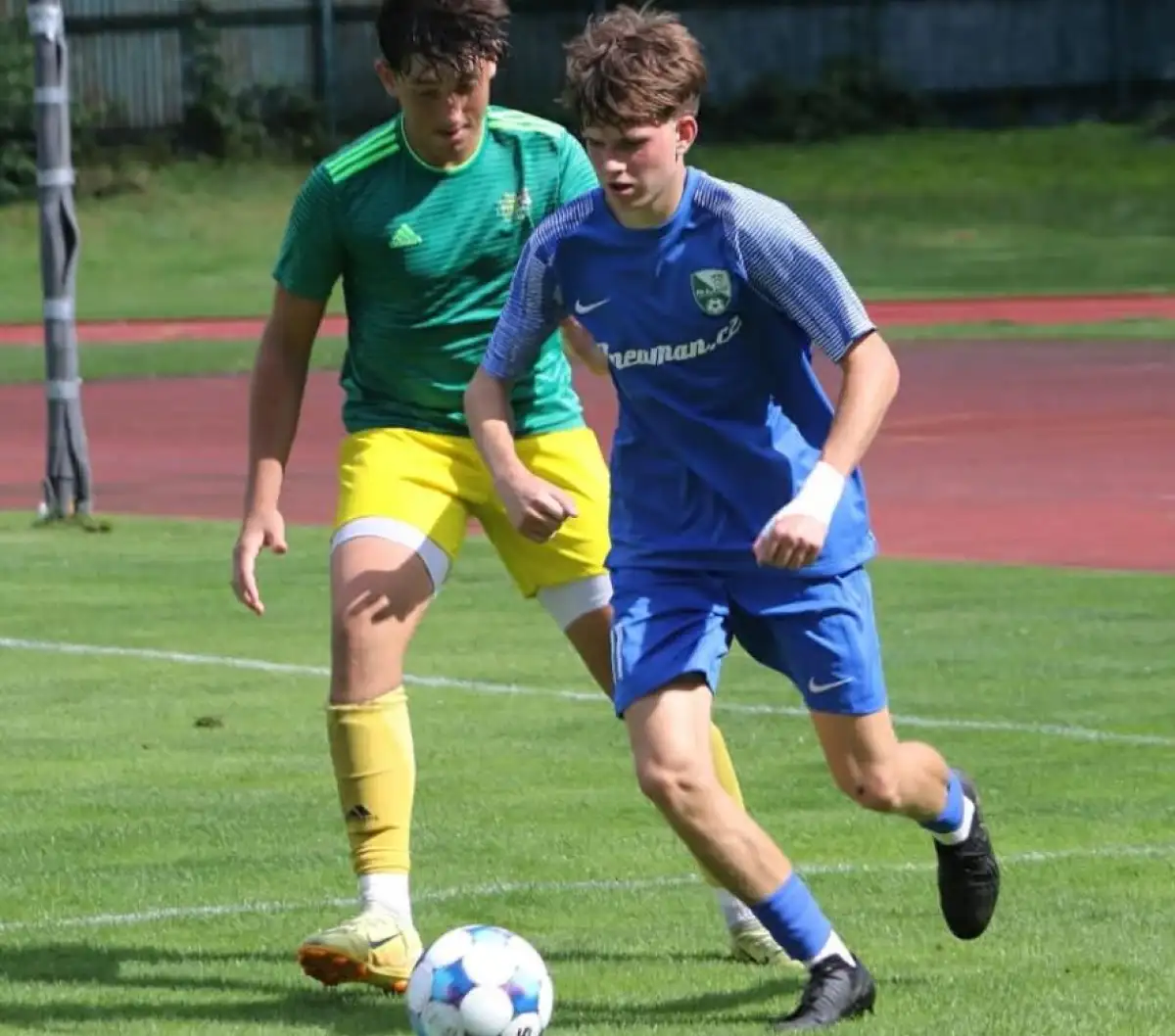 Dorosty vezou čtyři body z Bechyně a čtyři červené karty